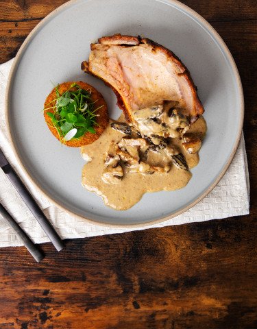Schweinsrack mit Pilzrahmsauce und Spinat-Käse-Kroketten